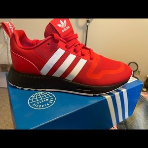 Kids size 5 1/2 = woman’s size 7.